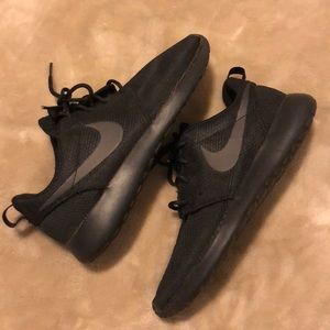 Nike roshe sneakers 7.5